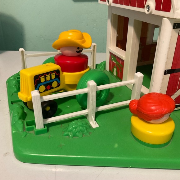 1990 Fisher price farm barn with tractor ,dog and two FP people - Picture 5 of 7